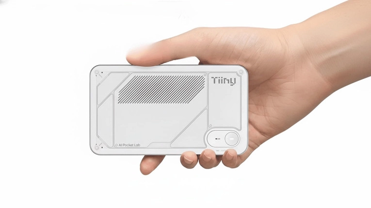 Tiiny AI Pocket Lab, en kompakt datamaskin for lokal kjøring av AI-modeller. Produktfoto fra offentlig pressemateriale.